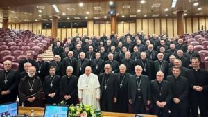 Mons. Iceta acude a la cita de los obispos españoles con el Papa