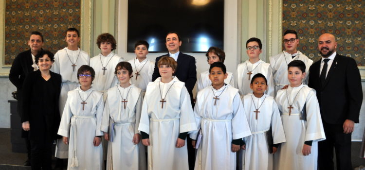 La Escolanía Pueri Cantores de la Catedral de Burgos elige a Diego Pavel Gurzo como «obispillo» 2023