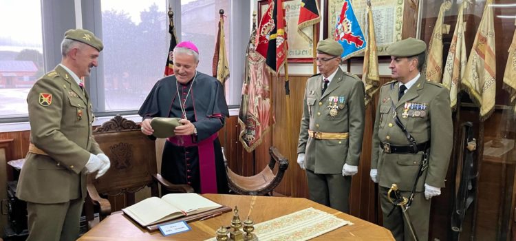 Mons. Mario Iceta es nombrado «artillero de honor» por el RACA 11
