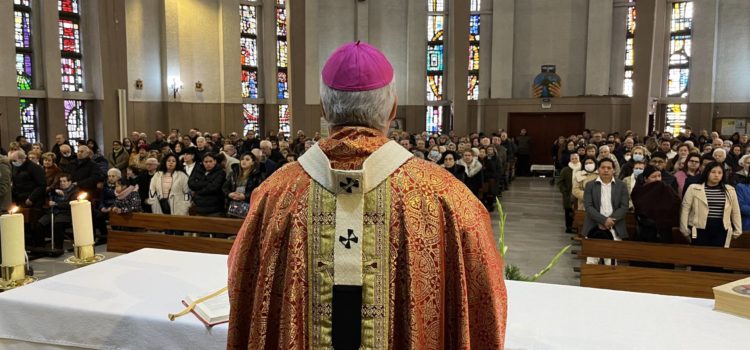 Mons. Iceta prosigue su visita a Gamonal en la parroquia de San Pablo