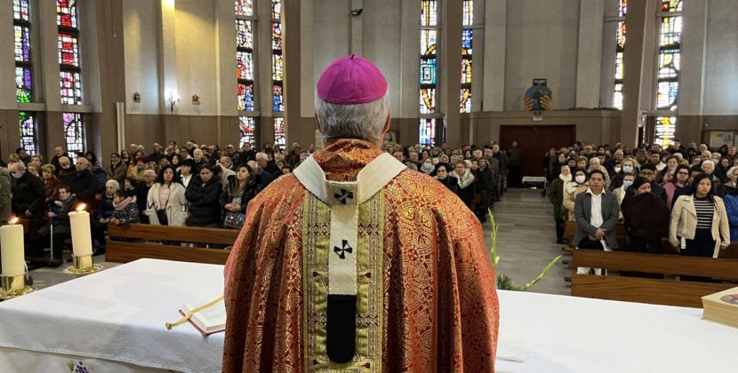 Mons. Iceta prosigue su visita a Gamonal en la parroquia de San Pablo