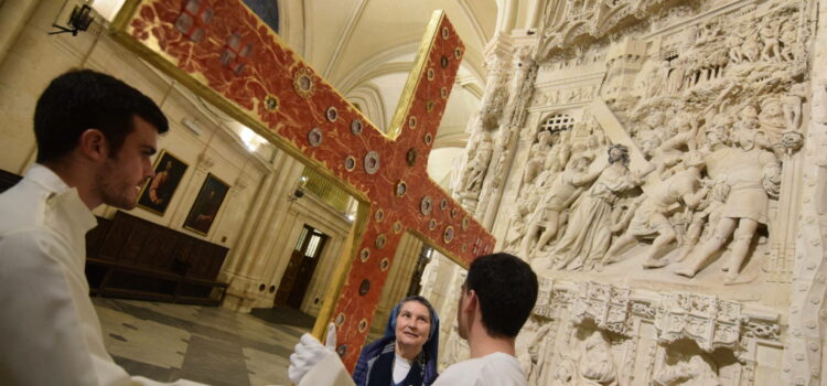 La Catedral estrena una cruz con reliquias de santos vinculados a Burgos
