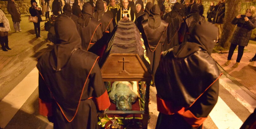 La recuperación de una antigua procesión abre el pórtico de la Semana Santa