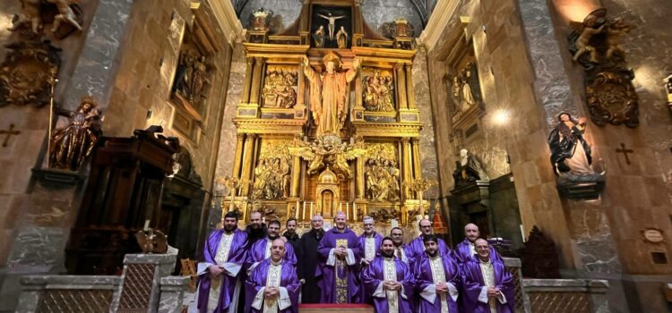 El arzobispo mantiene un encuentro con los sacerdotes jóvenes de la archidiócesis