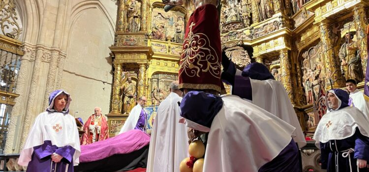 La lluvia no empaña el Desenclavo del Santísimo Cristo de Burgos