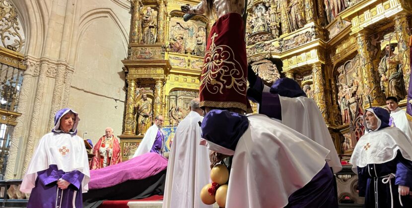 La lluvia no empaña el Desenclavo del Santísimo Cristo de Burgos