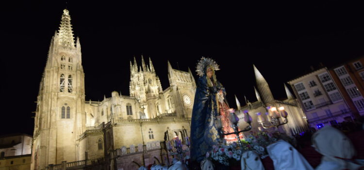 La catedral ilumina las angustias de María