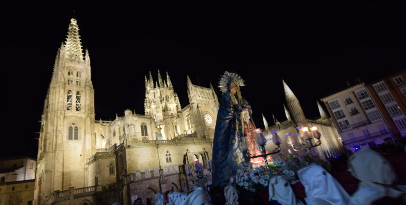 La catedral ilumina las angustias de María
