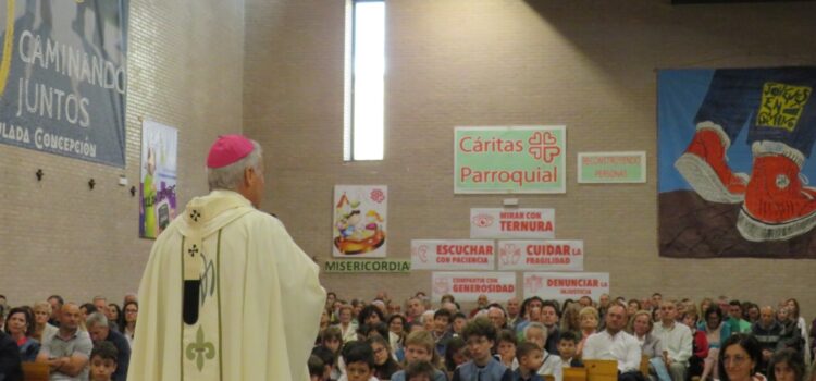 El arzobispo realiza la última parada de la visita pastoral en la Inmaculada