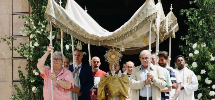 «Recogimiento y testimonio de fe en la plaza pública»