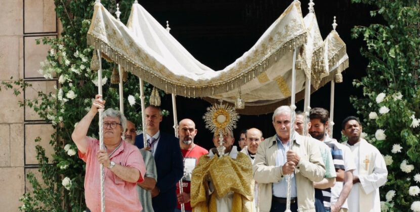 «Recogimiento y testimonio de fe en la plaza pública»