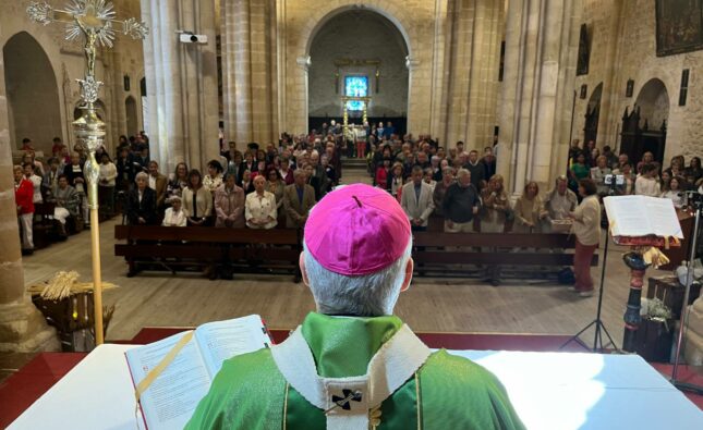 El arzobispo visita la comunidad parroquial de Medina de Pomar