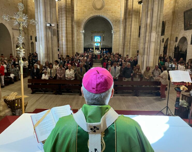 El arzobispo visita la comunidad parroquial de Medina de Pomar