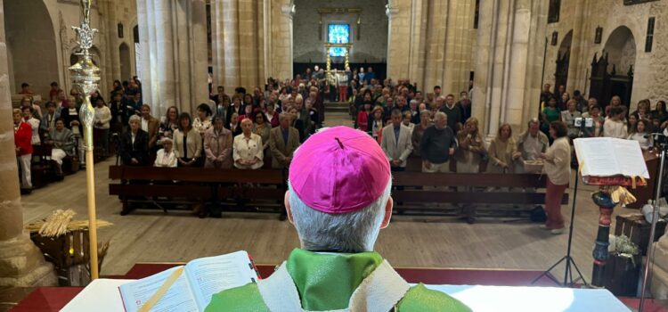 El arzobispo visita la comunidad parroquial de Medina de Pomar