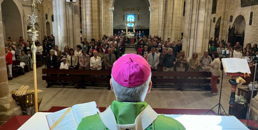 El arzobispo visita la comunidad parroquial de Medina de Pomar