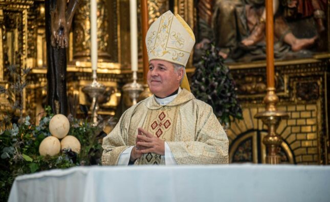 El arzobispo celebra los 450 años de culto en Sevilla al Santo Cristo de Burgos