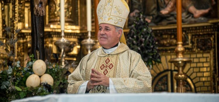 El arzobispo celebra los 450 años de culto en Sevilla al Santo Cristo de Burgos