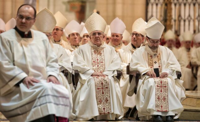 Mons. Iceta participa en la misa en memoria de las víctimas de la DANA