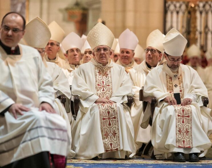 Mons. Iceta participa en la misa en memoria de las víctimas de la DANA