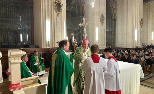 Mons. Iceta en el XXV aniversario del COF: «La familia es la gran escuela del amor»