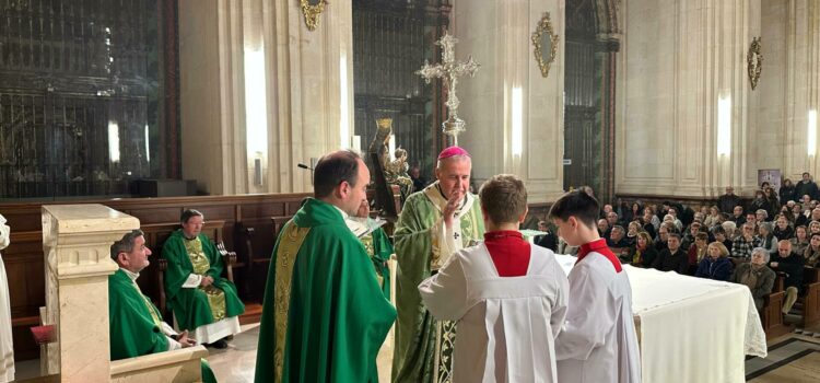 Mons. Iceta en el XXV aniversario del COF: «La familia es la gran escuela del amor»