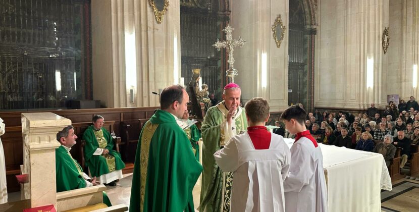 Mons. Iceta en el XXV aniversario del COF: «La familia es la gran escuela del amor»