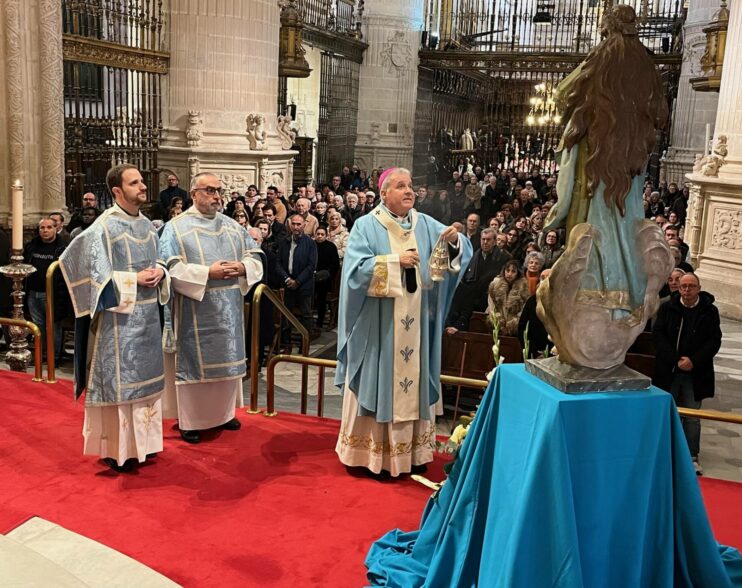 Mons. Iceta: «María, madre de esperanza, nunca abandona a sus hijos»