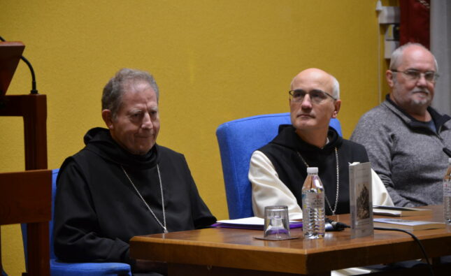 La Facultad acoge la presentación de ‘Ajenos a la ciudad’