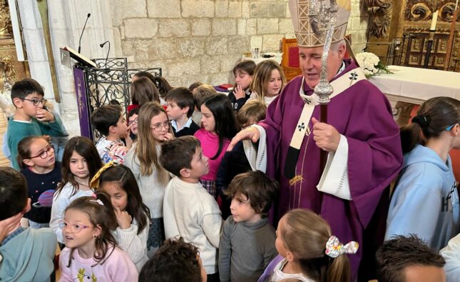 Mons. Iceta continúa con su visita pastoral en Villagonzalo Pedernales y Arcos de la Llana