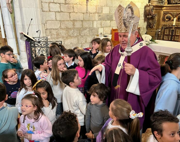 Mons. Iceta continúa con su visita pastoral en Villagonzalo Pedernales y Arcos de la Llana