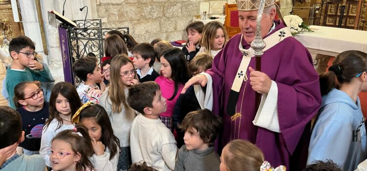 Mons. Iceta continúa con su visita pastoral en Villagonzalo Pedernales y Arcos de la Llana