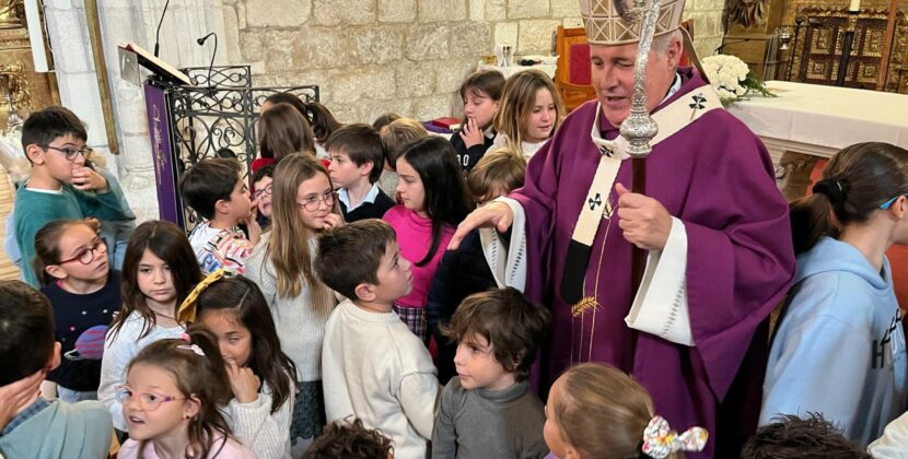 Mons. Iceta continúa con su visita pastoral en Villagonzalo Pedernales y Arcos de la Llana