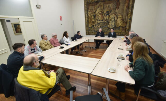 El arzobispo mantiene un encuentro con los comunicadores de la provincia