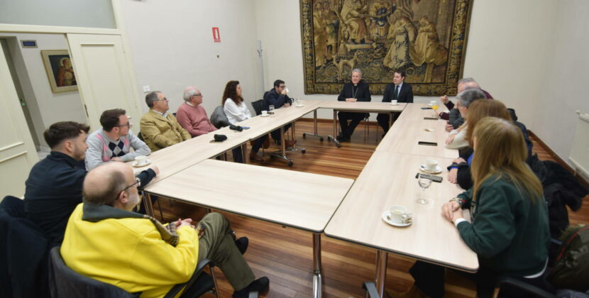 El arzobispo mantiene un encuentro con los comunicadores de la provincia