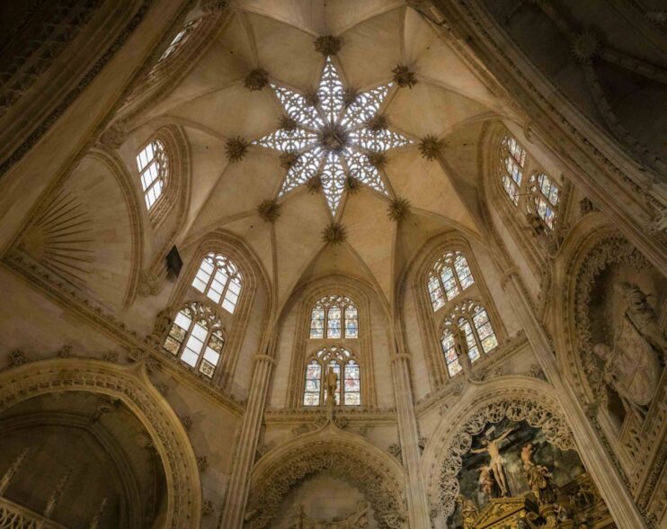 Las vidrieras de la capilla de los Condestables empiezan a ver la luz