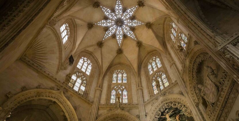 Las vidrieras de la capilla de los Condestables empiezan a ver la luz