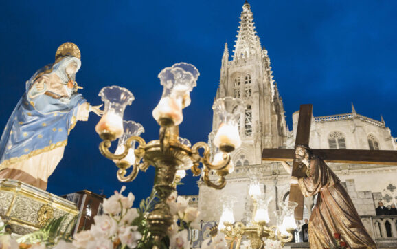 Un Jueves Santo cargado de emoción con la procesión del Encuentro