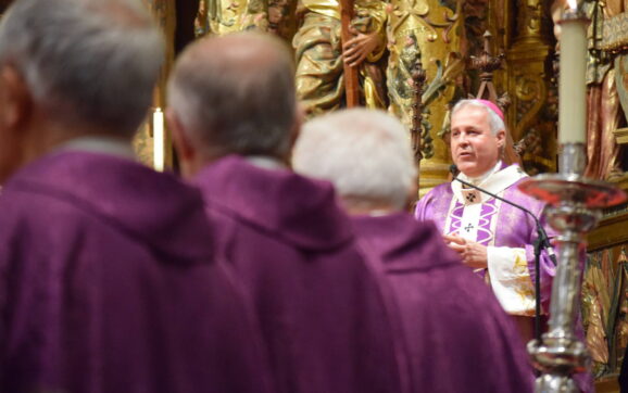El apagón no desluce el funeral diocesano por el papa Francisco