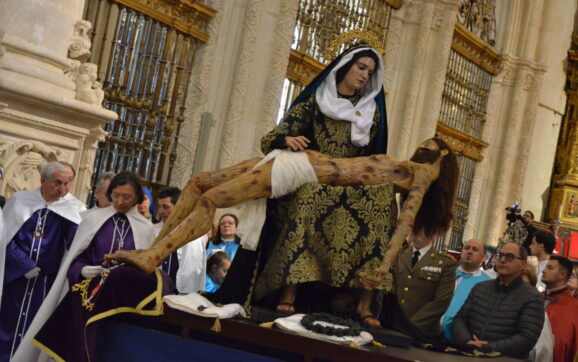 Recogimiento ante el Desenclavo del Santísimo Cristo de Burgos