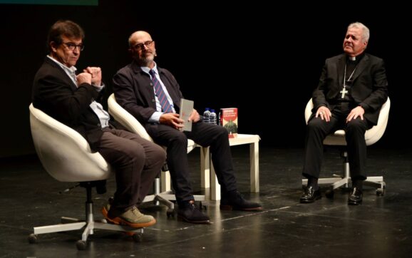 Cercas y Mons. Iceta dialogan sobre fe, eternidad y la herencia de Francisco en la apertura de la Feria del Libro