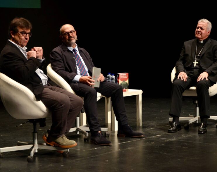 Cercas y Mons. Iceta dialogan sobre fe, eternidad y la herencia de Francisco en la apertura de la Feria del Libro