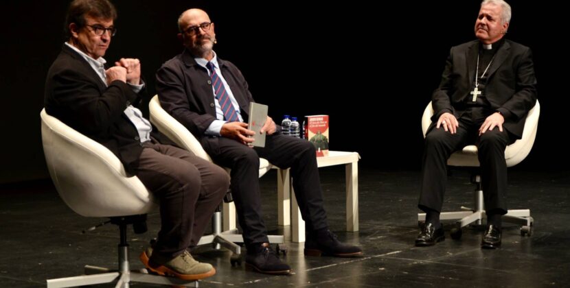 Cercas y Mons. Iceta dialogan sobre fe, eternidad y la herencia de Francisco en la apertura de la Feria del Libro