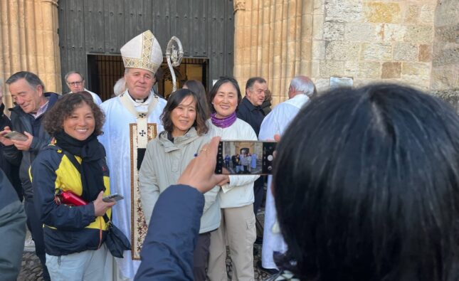 Mons. Iceta retoma la visita pastoral en la unidad ‘Encuentro de Caminos’