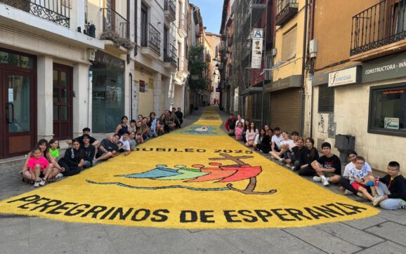 Una alfombra de fe, esperanza y caridad al paso del Santísimo en Aranda