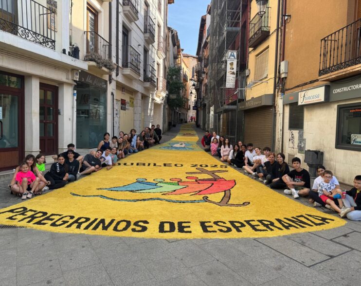 Una alfombra de fe, esperanza y caridad al paso del Santísimo en Aranda