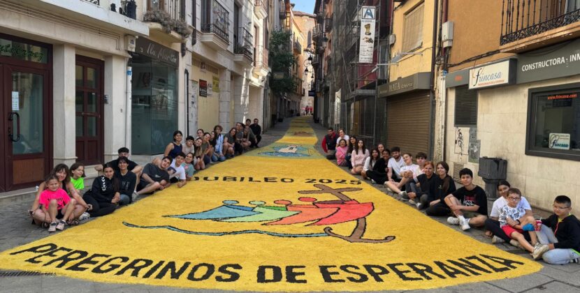 Una alfombra de fe, esperanza y caridad al paso del Santísimo en Aranda