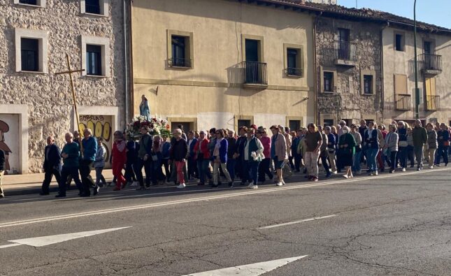 El rosario de la aurora vuelve a expresar la devoción a María en Gamonal