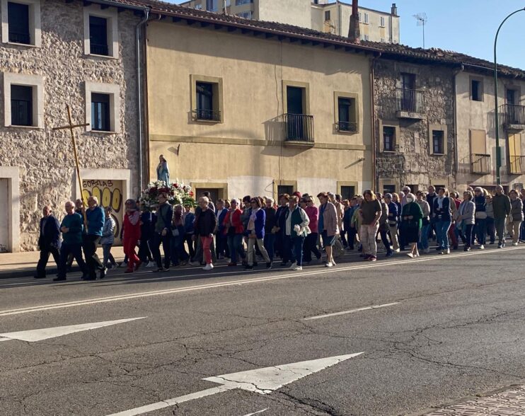El rosario de la aurora vuelve a expresar la devoción a María en Gamonal