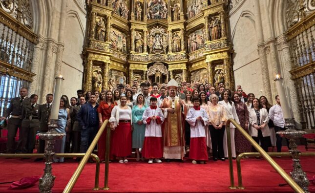 Medio centenar de adultos recibe en el sacramento de la confirmación