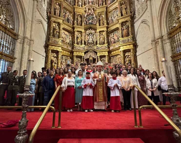 Medio centenar de adultos recibe en el sacramento de la confirmación